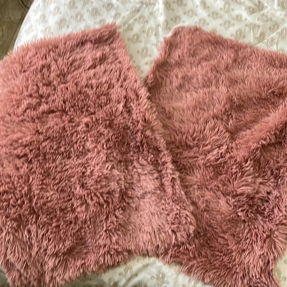 XEGE Fluffy Decorative Pillow Covers(Final Sell Price) - Picture 1 of 2